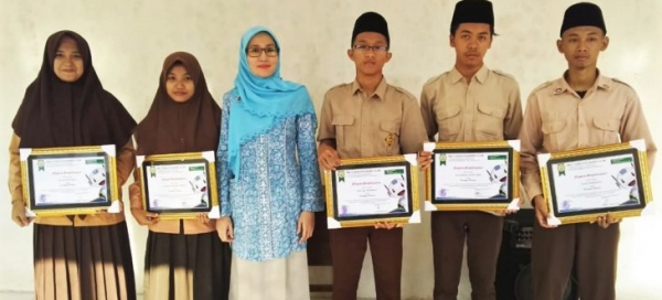 Pemberian Piagam Kepada Siswa Berprestasi