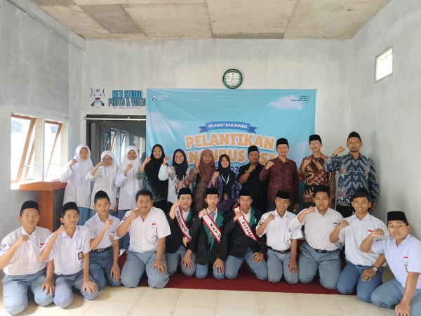 SMK TI Annajiyah Lantik OSIS baru 2025/2026